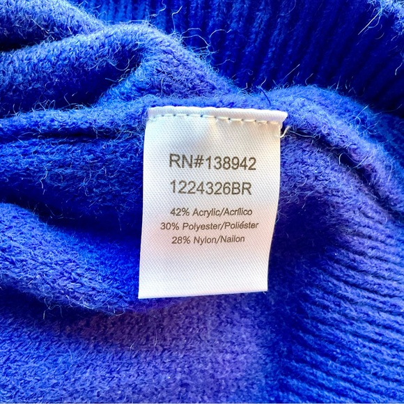 On twelfth “Hello” Sweater - Picture 8 of 8